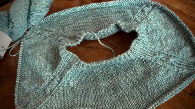 Die Passe eines RVO Pullovers liegt auf dem Tisch